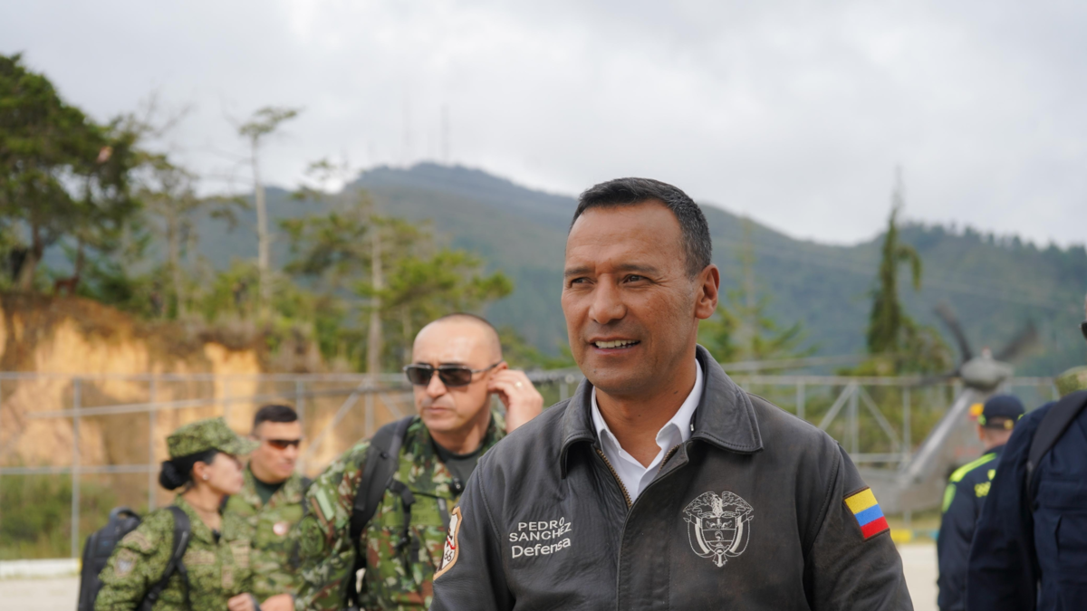 Llamarán a moción de censura al ministro de Defensa, Pedro Sánchez, por la muerte de siete menores en un atentado con bomba en Guaviare

 – En la mira