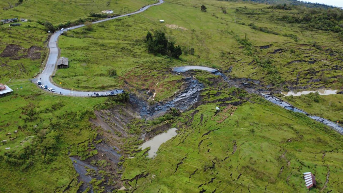 Los gremios convocan tras un desprendimiento de tierra que destruyó una carretera y dejó un enorme cráter entre Landázuri y Barbosa, en Vélez (Santander): 25 caminos cortados

 – En la mira