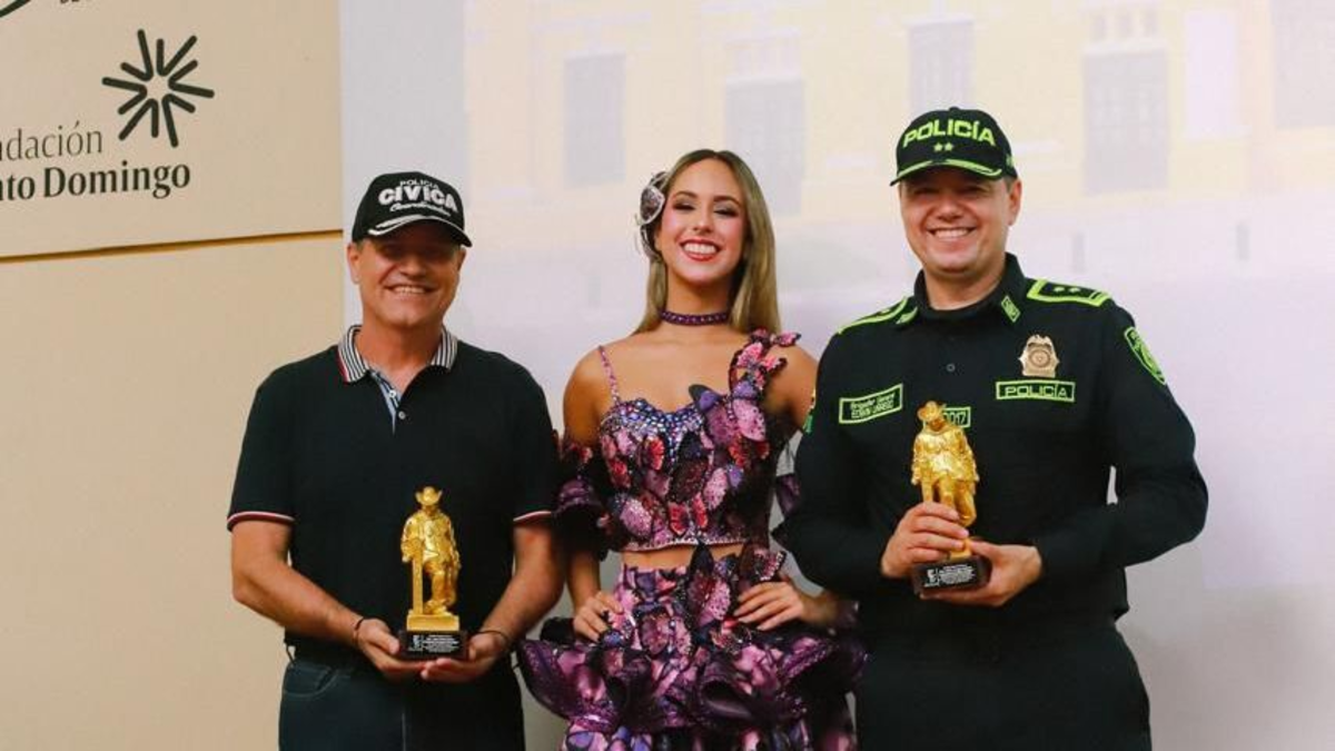 La Reina del Carnaval 44 entrega la condecoración “Joselito Carnaval” a los directivos de la Policía Nacional

 – En la mira