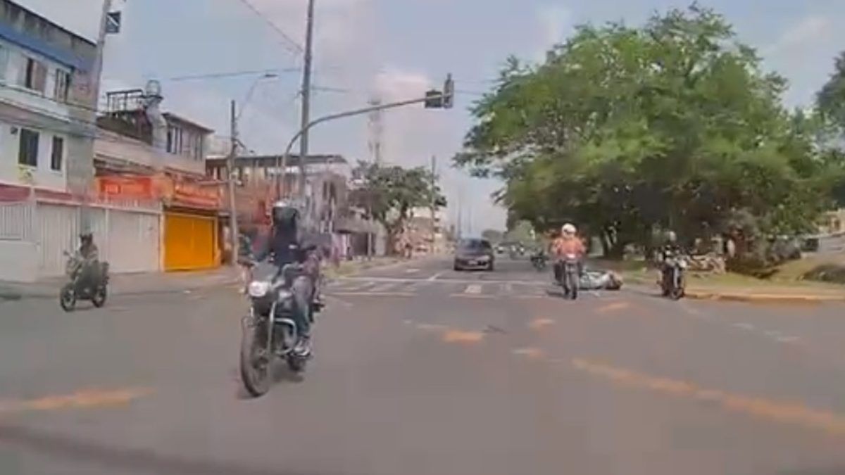 Fue accidente de un motociclista que viajaba al sur de Cali: chocó con otro motociclista, atropelló a un peatón y cayó a un tubo

 – En la mira