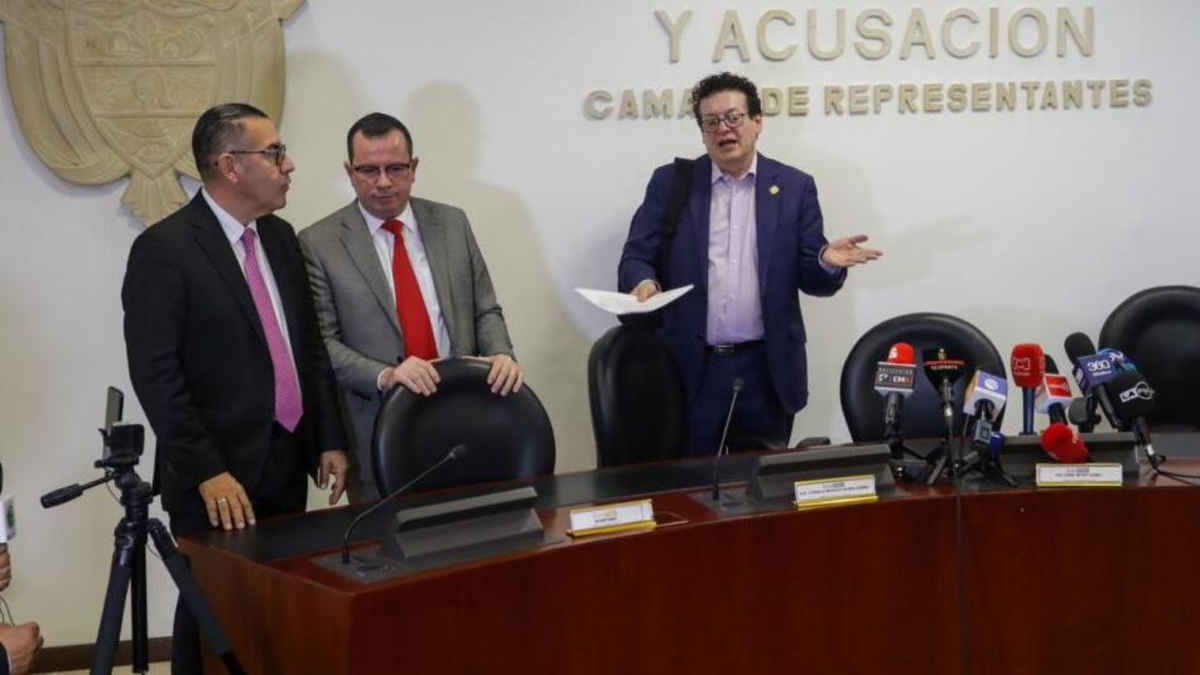 El triángulo de investigadores de la comisión de impeachment del presidente Gustavo Petro realizó una inspección en el Consejo Nacional Electoral

 – En la mira