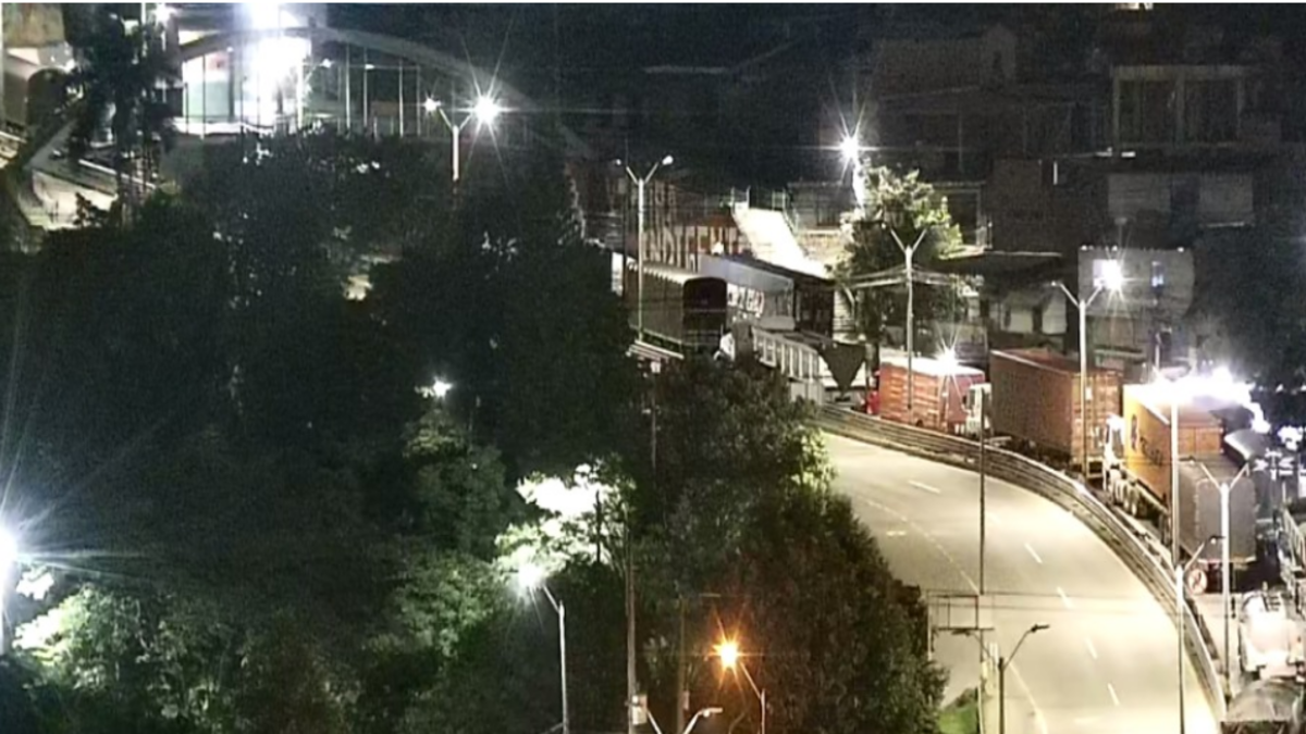 Falla por deslizamiento de tierra provoca cierre total de Carretera a Medellín

 – En la mira