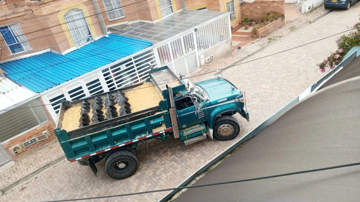 Susto en Tunja tras hallar camión volquete con plataforma para arrojar tatuajes cerca de batallón: realizan explosión controlada

 – En la mira