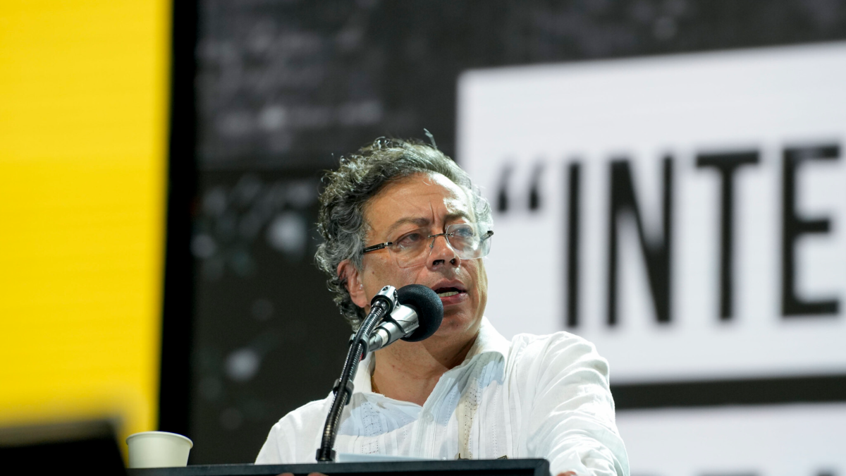 El gobierno de Gustavo Petro analiza convocar a consulta al embajador en Estados Unidos, Daniel García-Peña, tras un presunto plan para arrestar al presidente.

 – En la mira