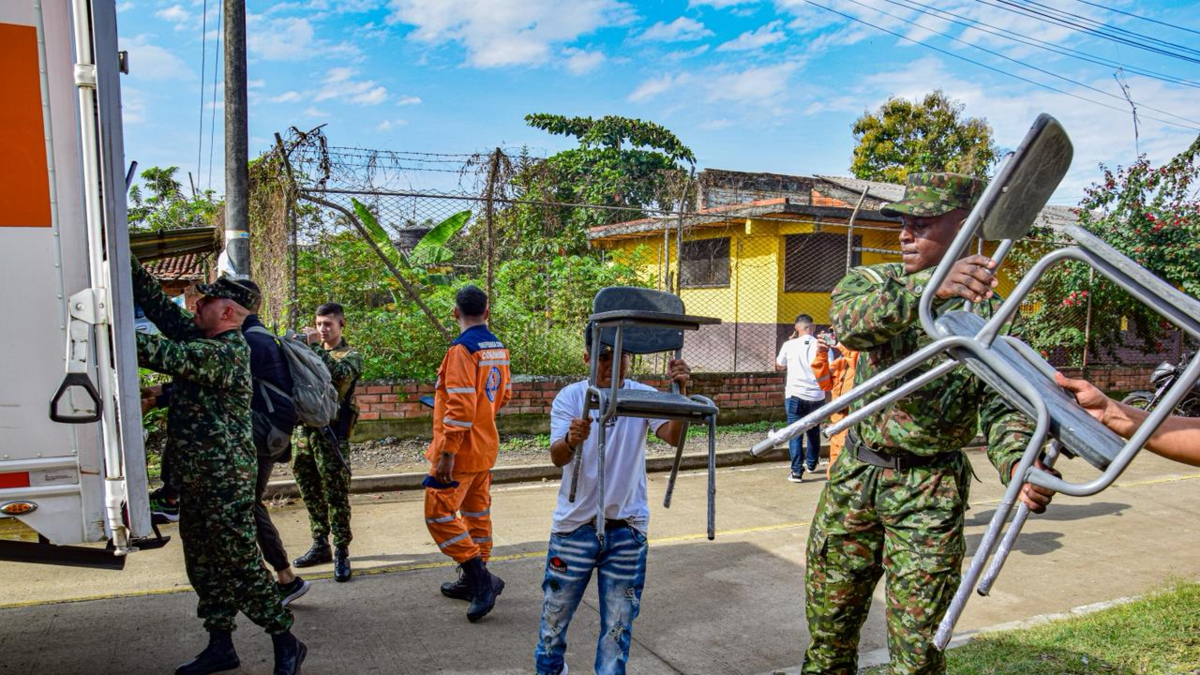 Una alianza que convirtió toneladas de plástico en escritorios para mejorar la vida de 400 estudiantes del Valle

 – En la mira