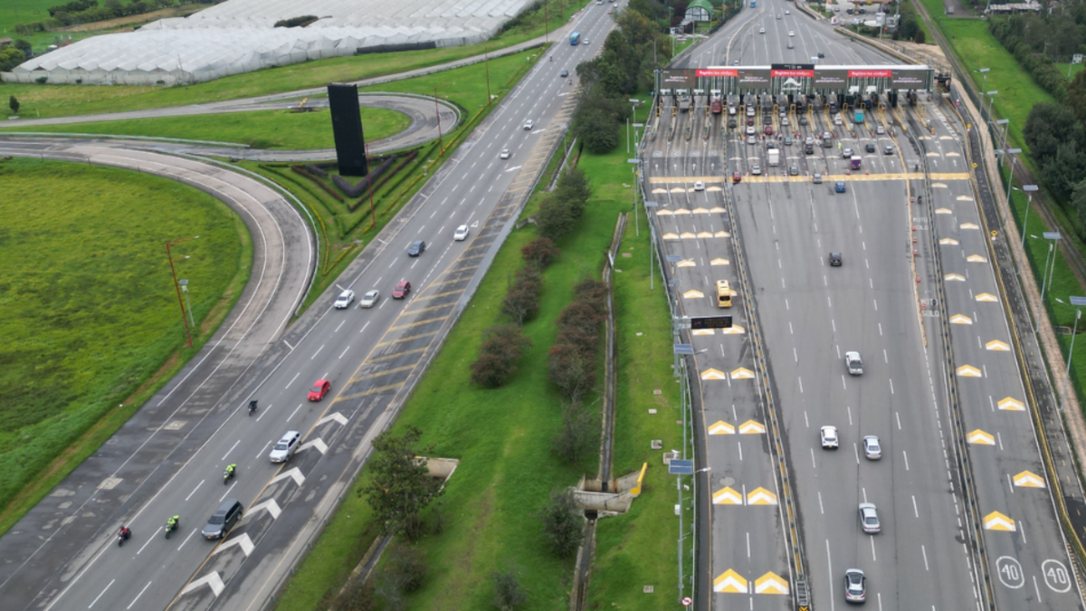 ¡Estén atentos para más información! Deslave bloquea completamente la vía Girardot-Mosquera en el sector El Copial

 – En la mira