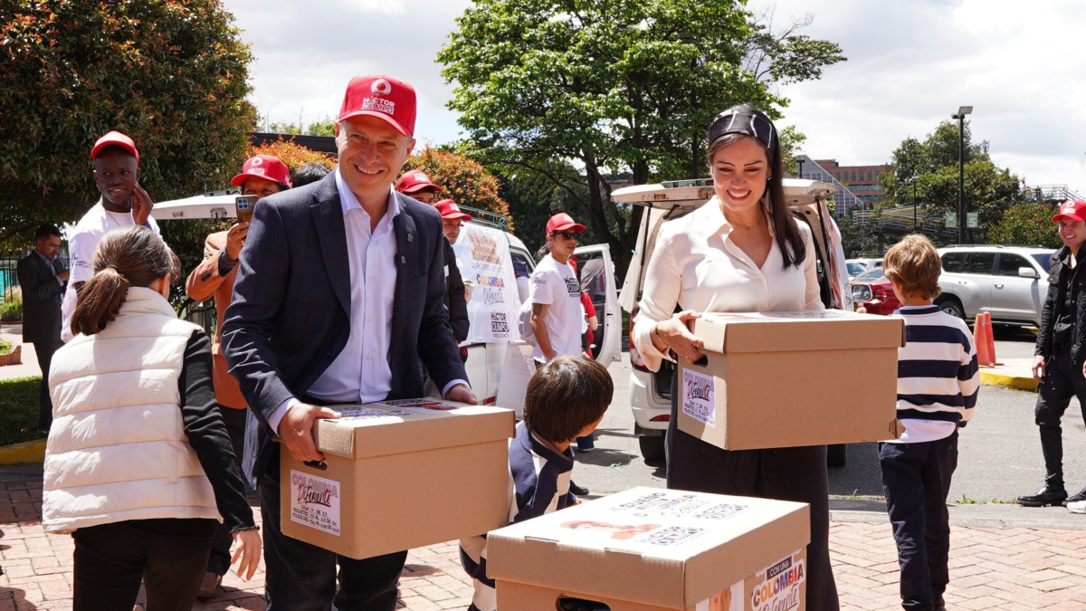 Héctor Olimpo entregó 1,7 millones de firmas y entró a la carrera presidencial sin las fuerzas armadas.

 – En la mira