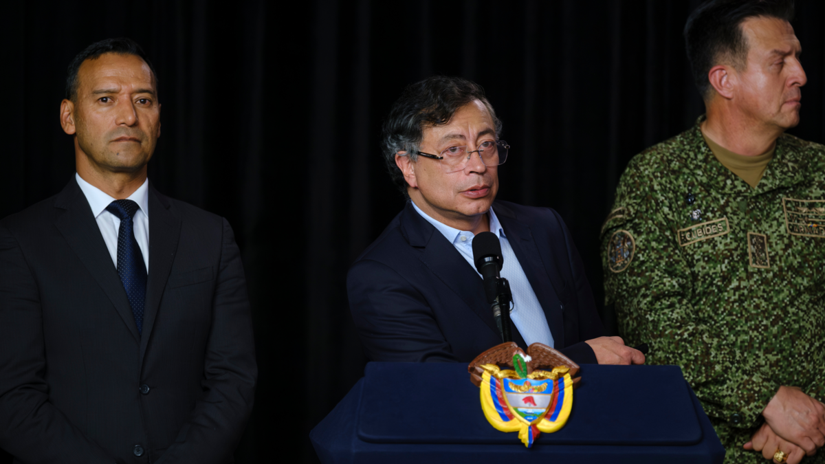 Gustavo Petro vuelve a calificar de “falso análisis” la investigación que revelaría vínculos de oficiales y funcionarios con disidentes

 – En la mira