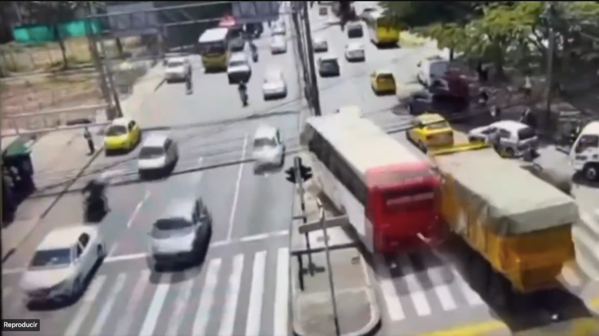 Un camión volquete perdió los frenos y atropelló a 12 vehículos en Medellín

 – En la mira