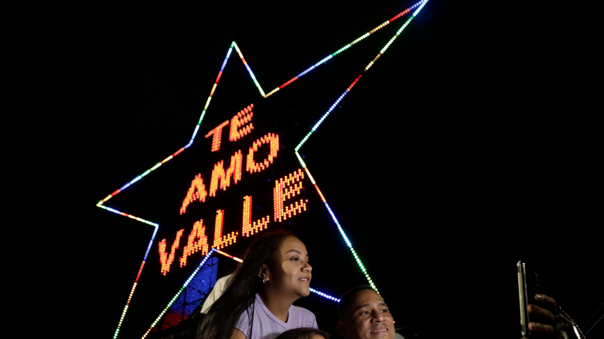 Con mensajes de esperanza se encendieron las luces de La Estrella de Siloé, un espacio que quiere fortalecerse como un punto de referencia para los turistas

 – En la mira