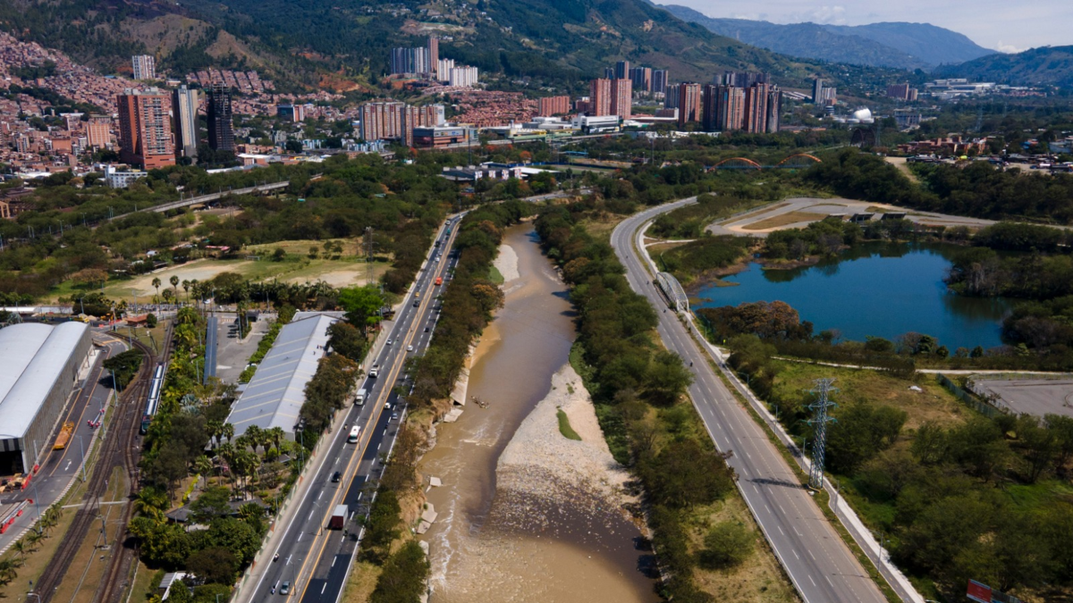 Anuncian inversión millonaria de $663.000 millones para esfuerzos de protección del río y arroyos Medellín

 – En la mira