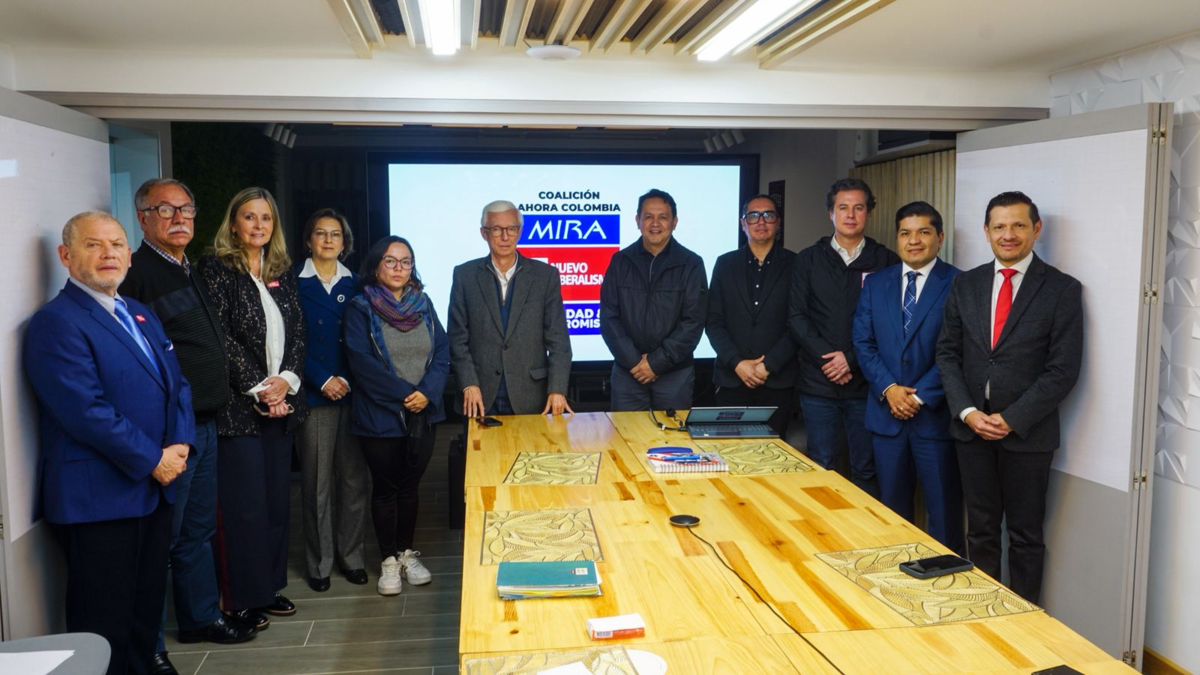 Detrás de escena de la reunión donde se eligió a Juan Sebastián Gómez cabeza de lista de la Alianza Ahora Colombia.

 – En la mira