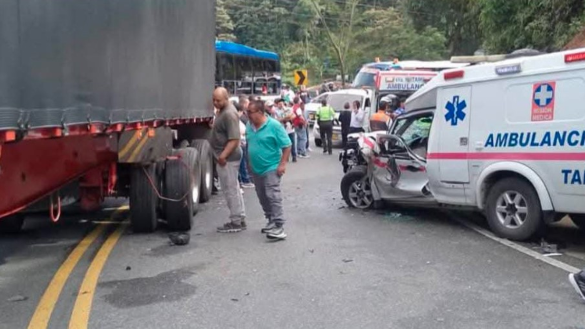 Dos personas heridas en espectacular colisión entre un camión con remolque y una ambulancia en Antioquia

 – En la mira