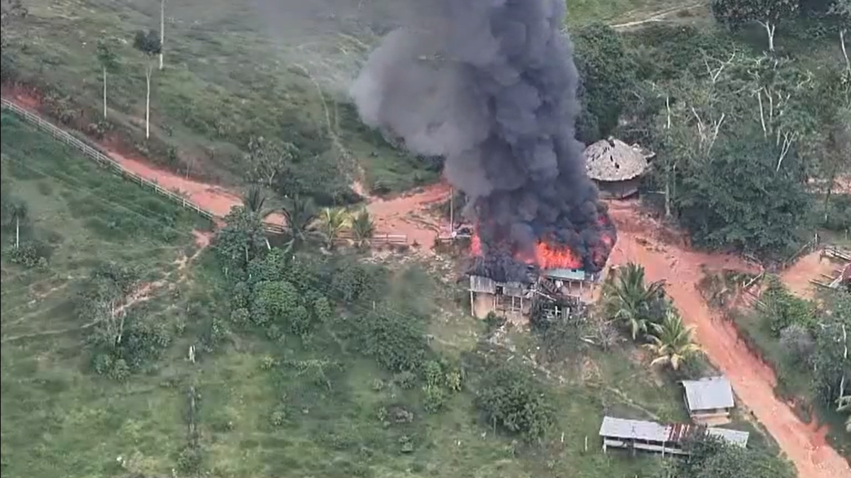 Durante misión humanitaria queman casas campesinas en El Bagre

 – En la mira