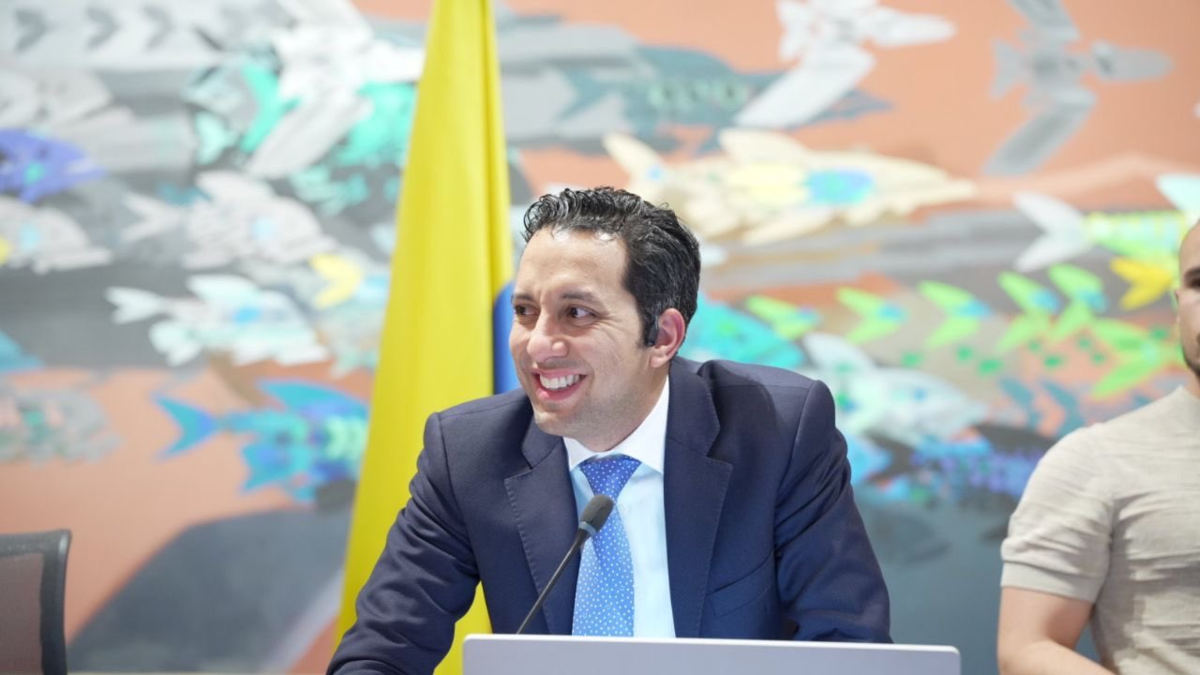 El diputado Julián López volvió a encabezar la cámara a pesar de la suspensión que le impuso el partido de la U por incitar a la oposición.

 – En la mira