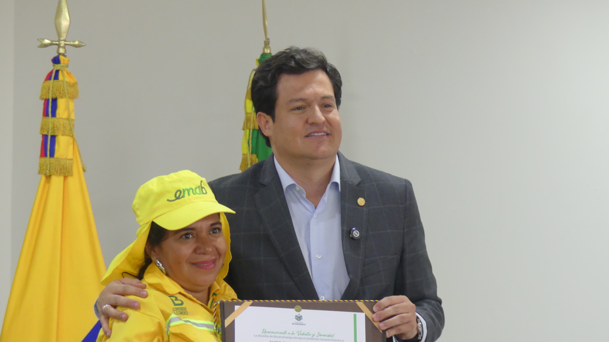 El operador de la Empresa de Limpieza de Bucaramanga dio la cara a la mujer y la defendió de la brutal agresión de su pareja en la vía: reconocen su acto “heroico”

 – En la mira