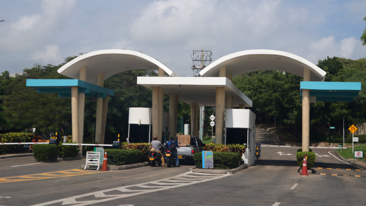 Genera allanamiento a casa del ministro Benedetti en exclusivo Lagos de Caujaral

 – En la mira