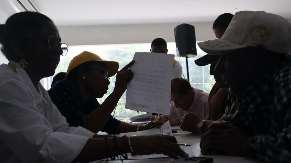 recibieron cartas de reparación como compensación por ser víctimas

 – En la mira