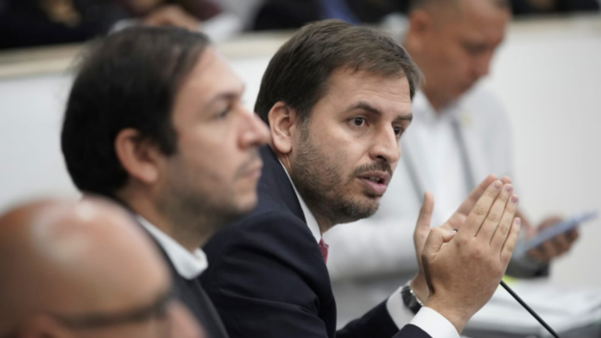 “Debemos elegir parlamentarios que no se vendan”

 – En la mira