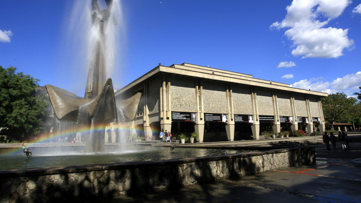 niega el cálculo de 52 millones de dólares al año por estudiante

 – En la mira