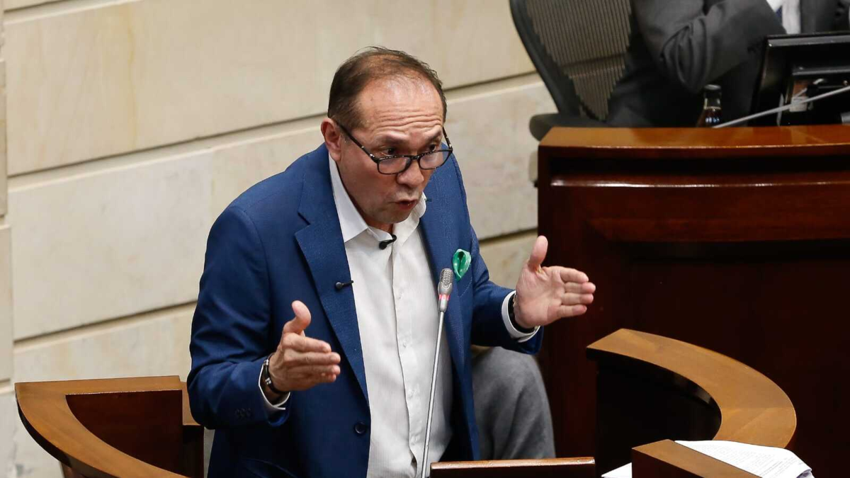 Éste fue el cálculo del Gobierno para el decreto sobre el aumento del 23% del salario mínimo, según el ministro de Trabajo, Antonio Sanguino.

 – En la mira