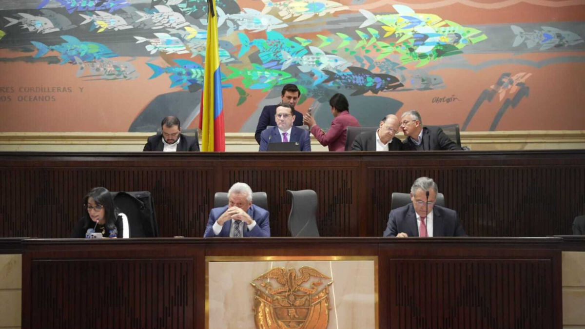 Los “pequeños trucos” que ha utilizado el gobierno de Gustavo Petro para alargar la vida de la reforma tributaria en el Congreso.

 – En la mira