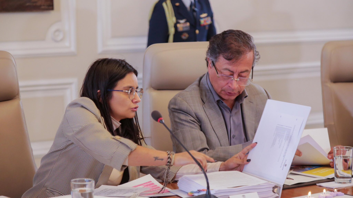 El presidente Petro condecora al compositor Augusto Ocampo, a la directora ejecutiva de Dapre, Angie Rodríguez, y a dos batallones chinos.

 – En la mira