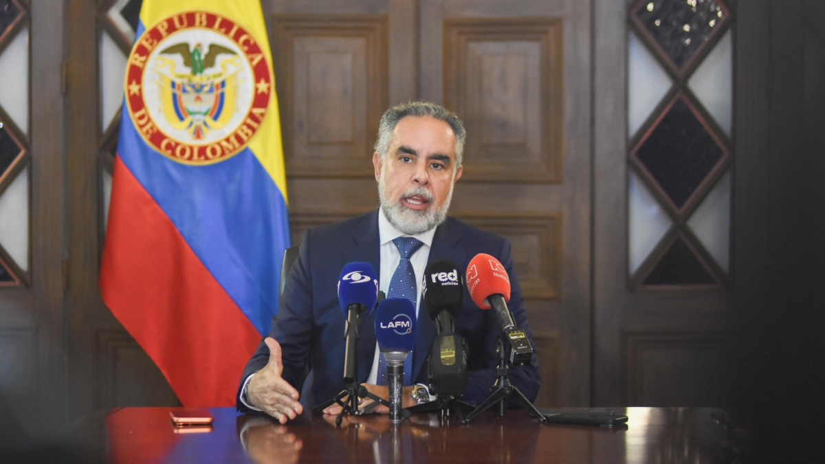 Armando Benedetti confirmó que el decreto de emergencia económica ya fue firmado por todos los ministros del presidente Gustavo Petro.

 – En la mira