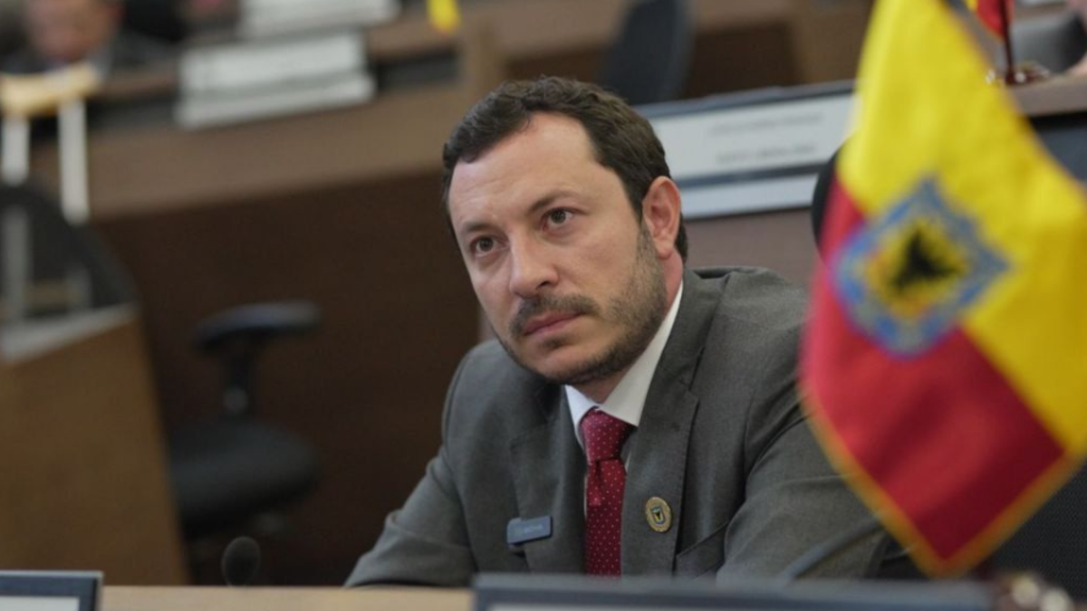 Juan Baena presentó su renuncia irrevocable al Concejo de Bogotá para postularse al Senado por los Nuevos Liberales.

 – En la mira