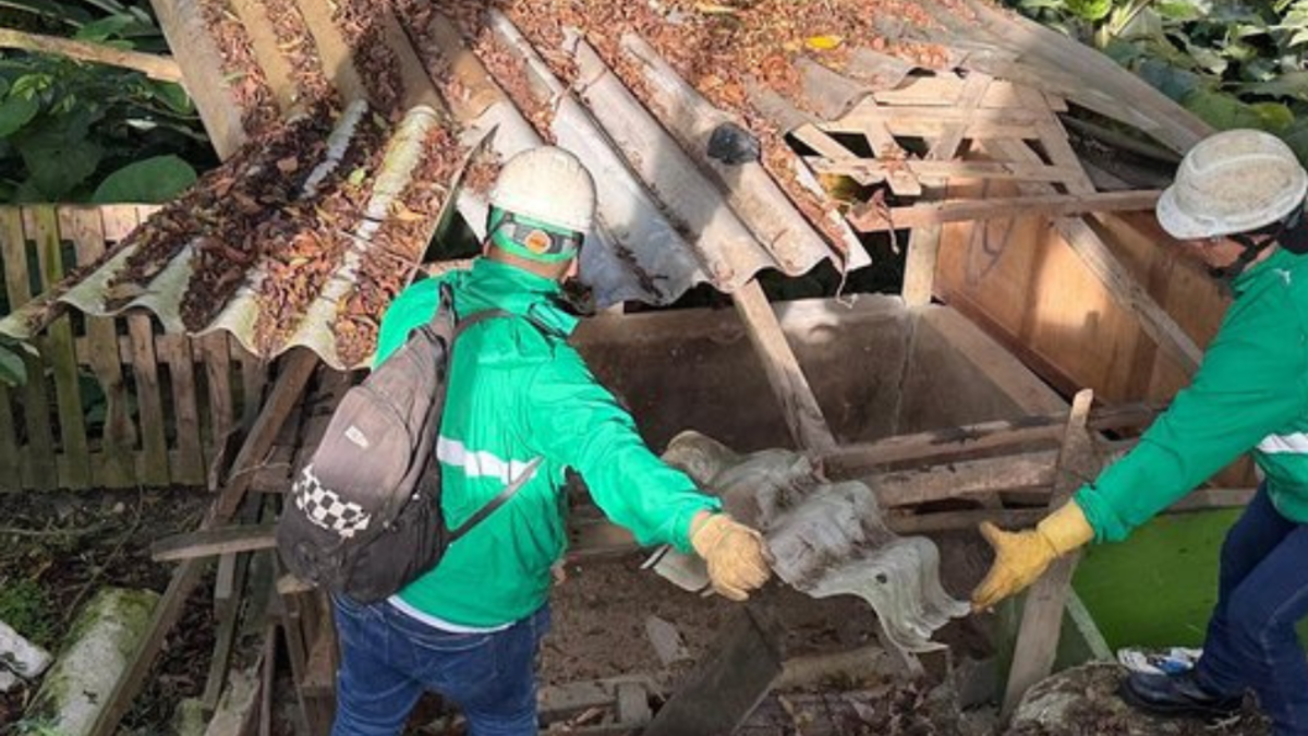 Destruyen casetas ilegales utilizadas para estacionamiento, ventas y eventos clandestinos en el municipio de 1 Medellín

 – En la mira