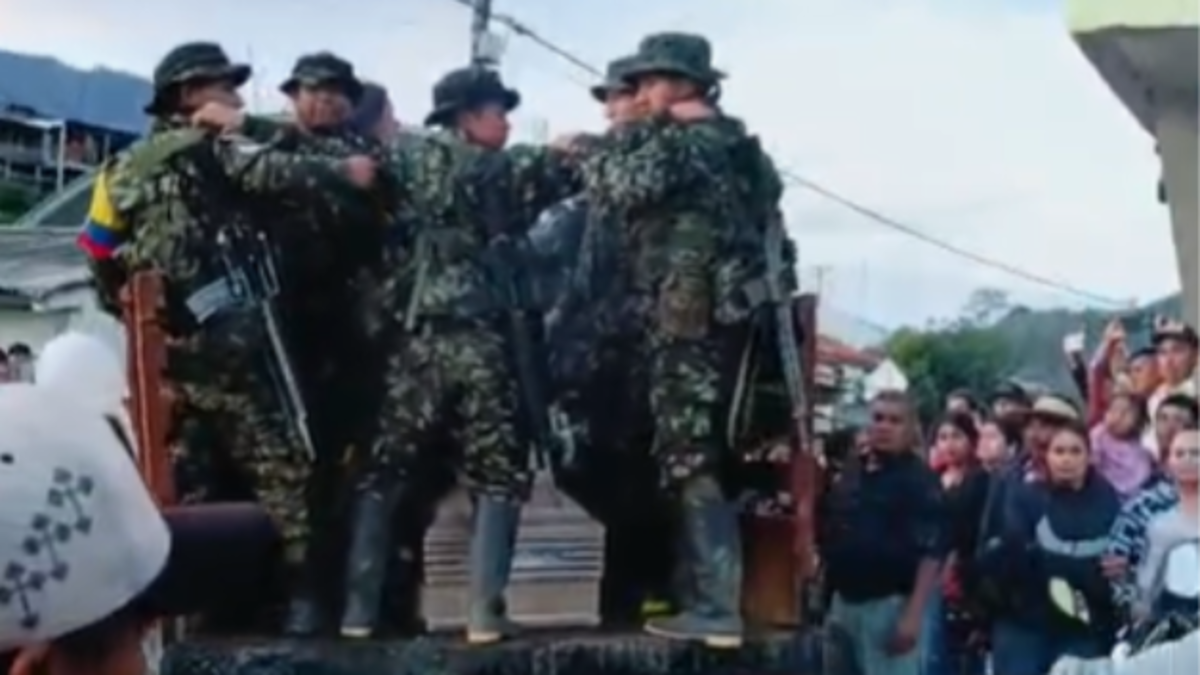 Con pólvora y música despidieron a El Flaco, disidente explosivo que murió en ataque a una comisaría del Huila

 – En la mira