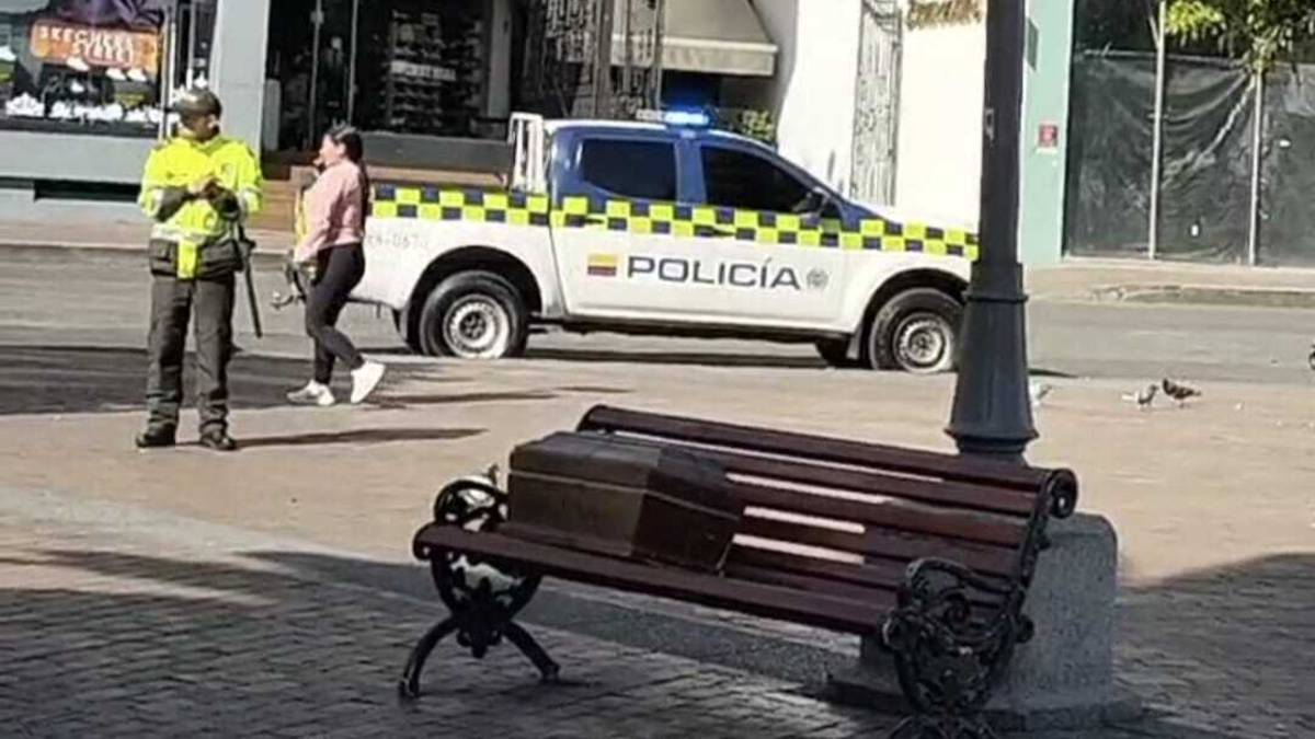 La confusión en torno al misterioso y pequeño ataúd que desconocidos dejaron abandonado en la Plaza de Nariño, en pleno centro de Pasto: ¿qué contenía?

 – En la mira