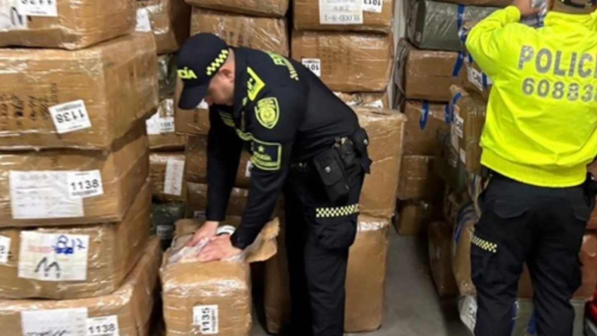 Más de 6.600 pares de zapatos ilegales fueron confiscados en un almacén del distrito colombiano de Medellín

 – En la mira