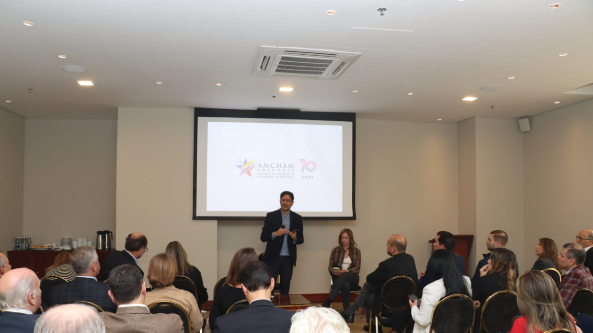 La reunión del candidato Iván Cepeda con empresarios de la AmCham fue rechazada por el Uribismo

 – En la mira