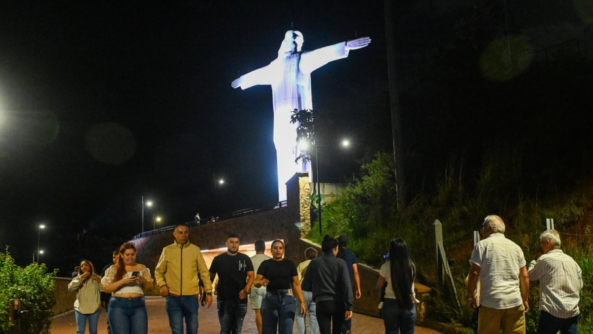 Horarios ampliados, acceso gratuito y mayor seguridad dan vida al icónico mirador de Cali

 – En la mira