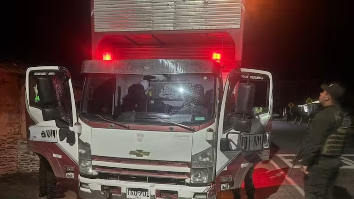 Un grupo de hombres armados disparó contra un camión luego de que su conductor evitó un retén ilegal en la Carretera Panamericana; dos civiles resultaron heridos

 – En la mira