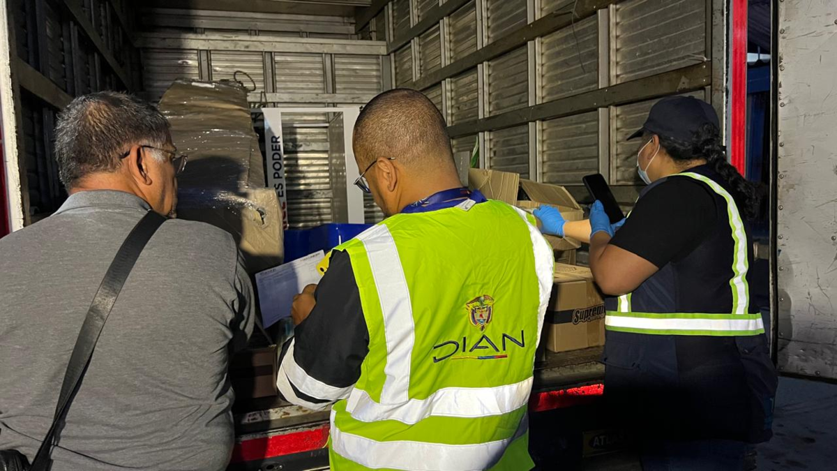 El “Plan Navidad”, el operativo anticontrabando de la Dian a nivel nacional, llegó al parque Las Delicias de Cali: confiscan alcohol y cosméticos

 – En la mira