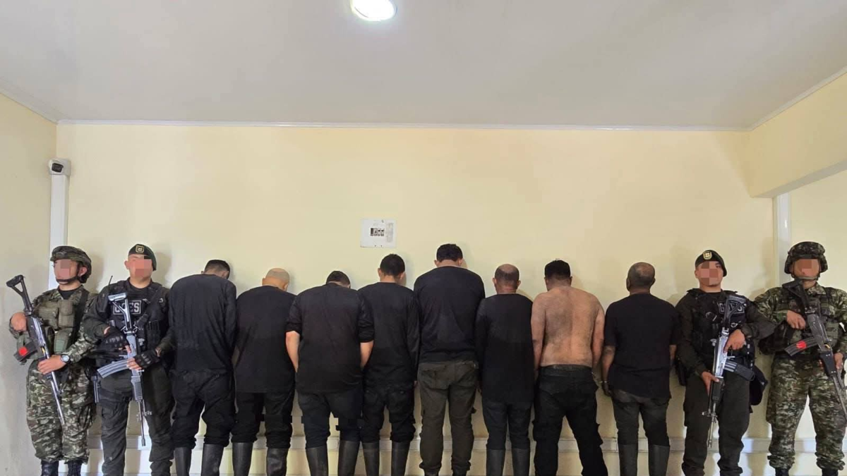 Un comando armado formado por 34 personas buscaba piedras de depósito valiosas

 – En la mira