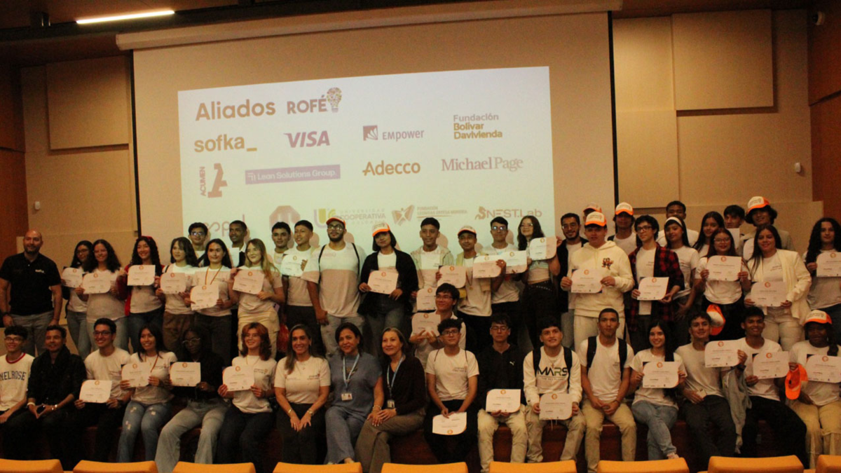 100 jóvenes de Medellín, muchos de barrios desfavorecidos, se gradúan con claves para un futuro digital

 – En la mira