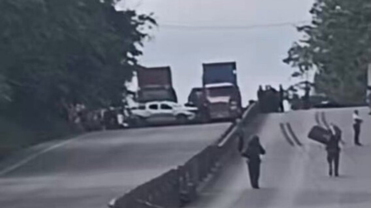 El ejército y la policía evitaron una tragedia al desactivar un cilindro bomba en la vía Cali a Buenaventura; Las autoridades informaron esto

 – En la mira