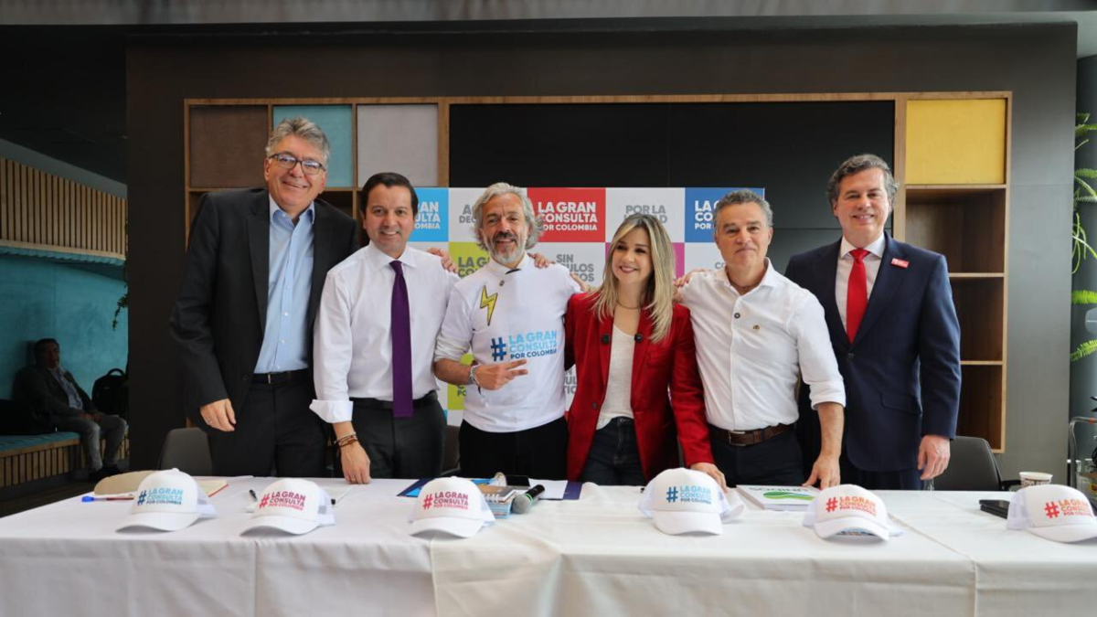 “La Gran Consulta por Colombia”

 – En la mira