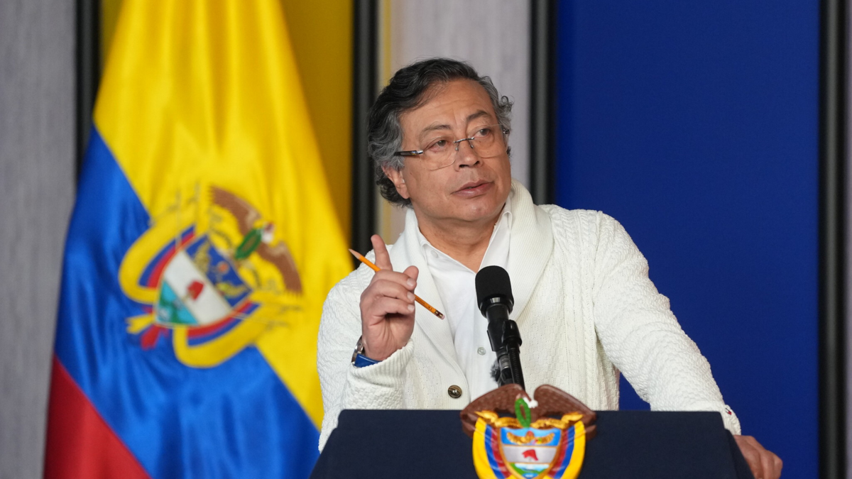 El presidente Gustavo Petro defiende la emergencia económica que declarará y garantiza que la deuda se volverá insostenible si la Corte Constitucional la anula

 – En la mira