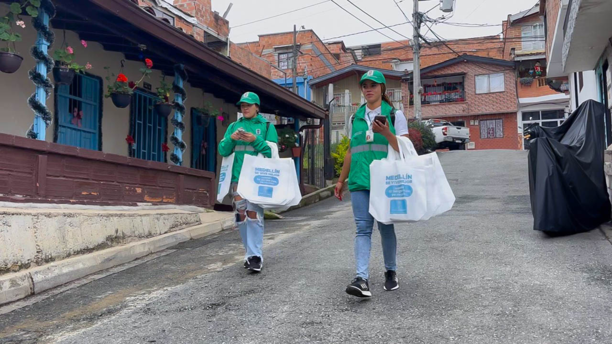 ¿Y si tu basura no fuera basura? Medellín muestra cómo 7.000 hogares están convirtiendo los residuos en oportunidades usando imanes y bolsas biodegradables

 – En la mira