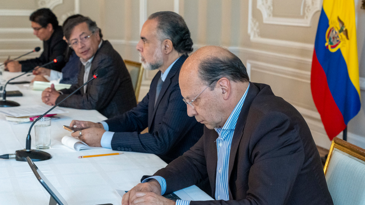 Parlamentarios y sindicatos piden a la Corte Constitucional que “detenga” el decreto de emergencia económica del gobierno de Gustavo Petro.

 – En la mira