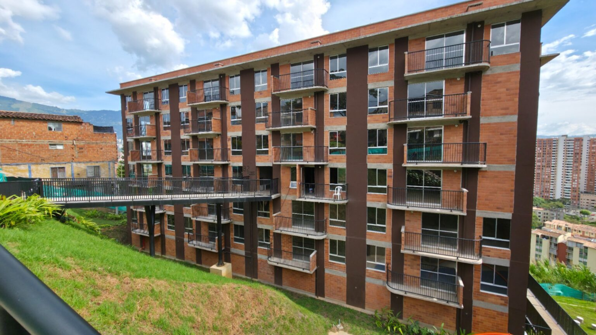 Lo que alguna vez fueron espacios vacíos, olvidados y costosos para Medellín ahora son, gracias al subsidio Compra Tu Casa, casas llenas de vida, risas y futuro.

 – En la mira