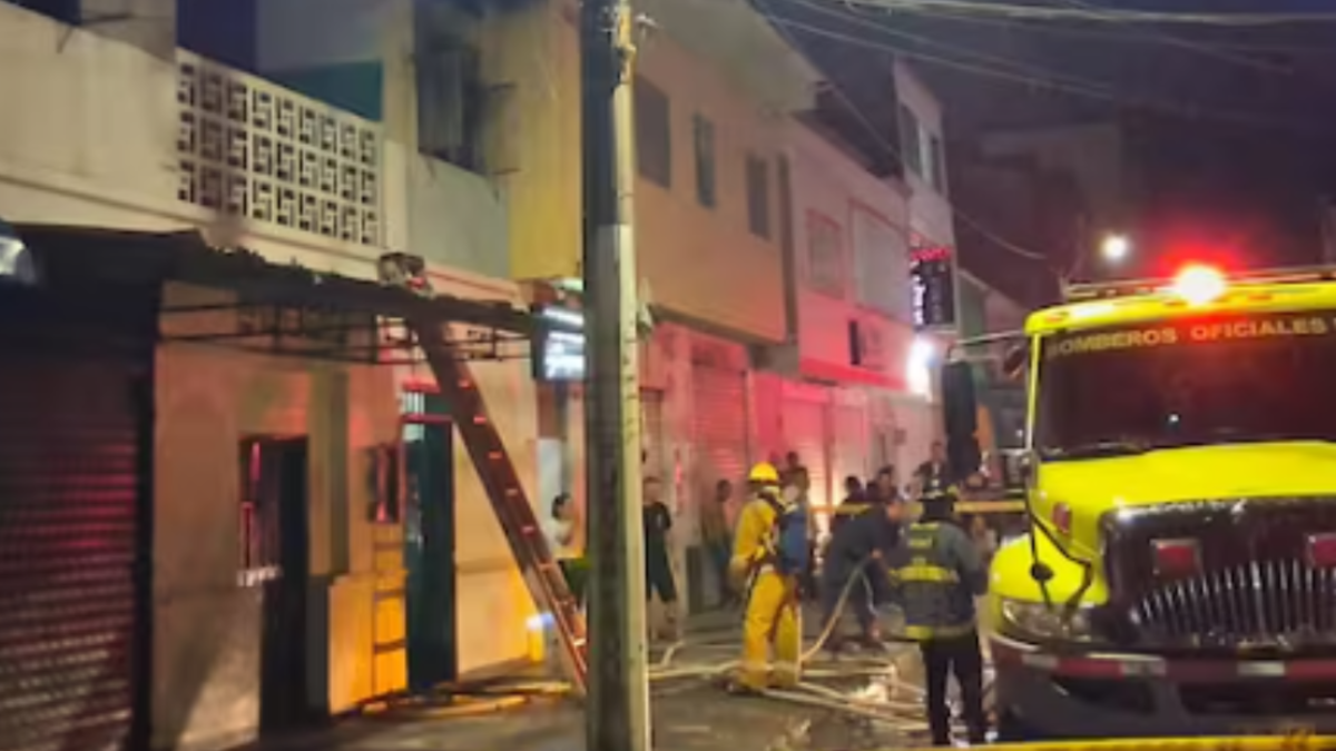 Se sabe que tres personas murieron producto de un grave incendio en un local comercial en Neiva

 – En la mira