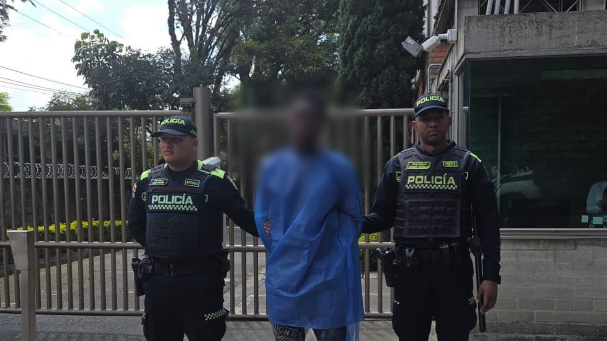 Un hombre armado con un cuchillo entró a la casa y agredió a seis personas

 – En la mira