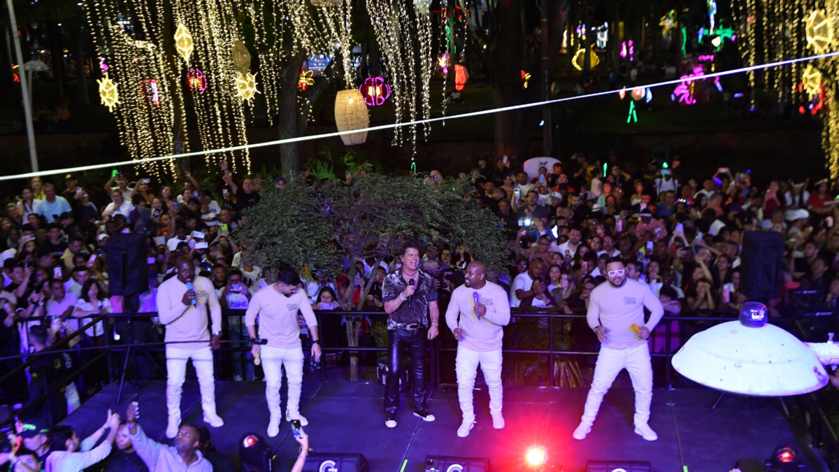 Carlos Vives y Grupo Niche sorprendieron con concierto en pleno Bulevar del Río para calentar la Feria de Cali

 – En la mira