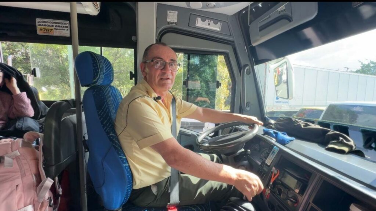 De esta manera, “El Padre” recorre los caminos de Antioquia transformando su autobús en un lugar de devoción, protección y servicio.

 – En la mira