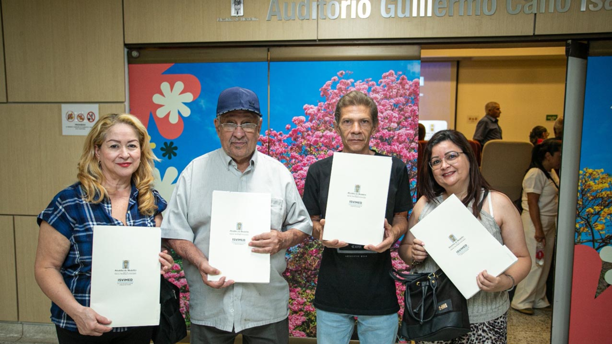 Después de años de vivir al margen de la ley, 1.057 familias en Medellín lograron legalizar sus viviendas

 – En la mira